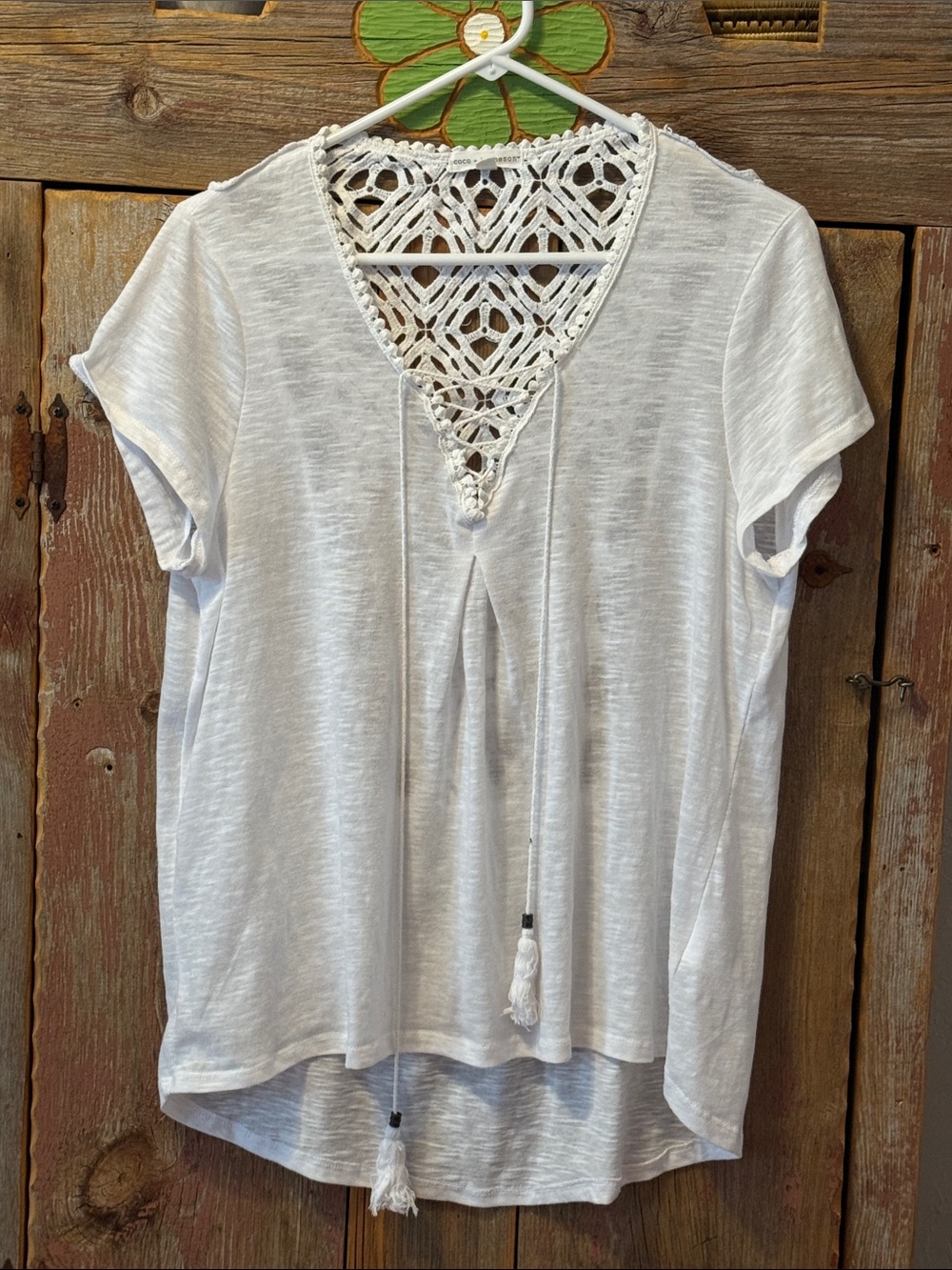 Coco + Jaimeson Women’s White Crochet V‑Neck Short Sleeve Top. Size XL
